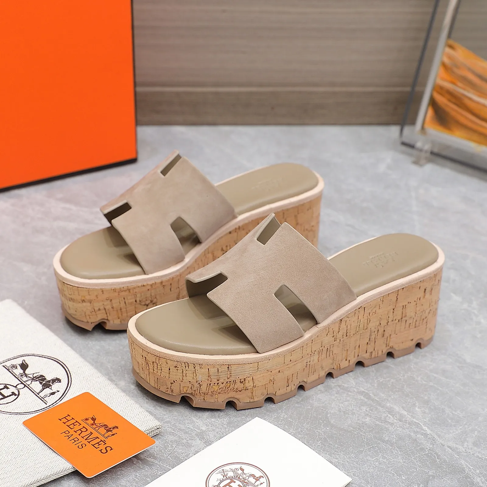 👟👟Ex-factory price 560👟👟 💥2024💥Hermès will continue the classic in 2022 Hermès Wood Grain Wedge H Slippers Hermès’ wedge sandals are the simplest, most durable and elegant I have ever seen! ! ! You can hold any style, the height of the 6cm wedge heel is easy to control, and the colors are all matching. The upper and the feet have her unique style, be sure to buy this one, it is truly classic, easy to wear and look good! Fabric: Imported cowhide, sheepskin lining, sheepskin feet, Italian original leather outsole welt, log water pine wrapped water table, rubber non-slip original outsole Color: 11 colors Code number: 35-40 Full set of original packaging